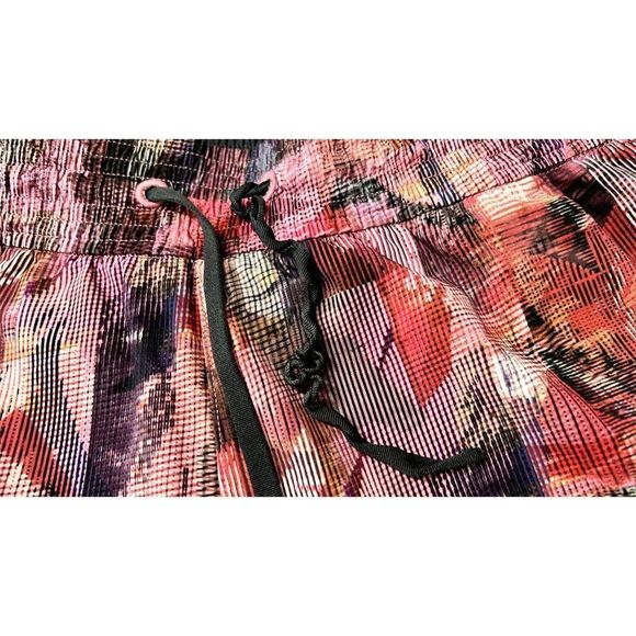 Lululemon Spring Break Away shorts 3" Size 2 - Picture 4 of 6